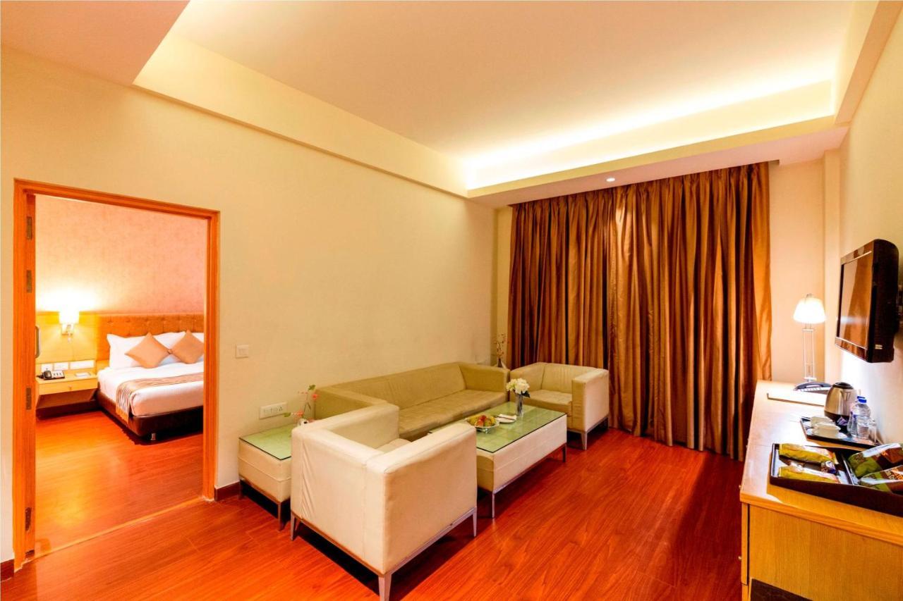 Hotel Ramada Neemrana Exterior foto