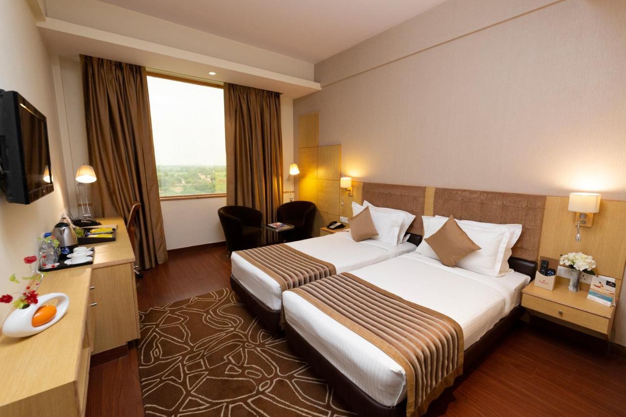 Hotel Ramada Neemrana Exterior foto