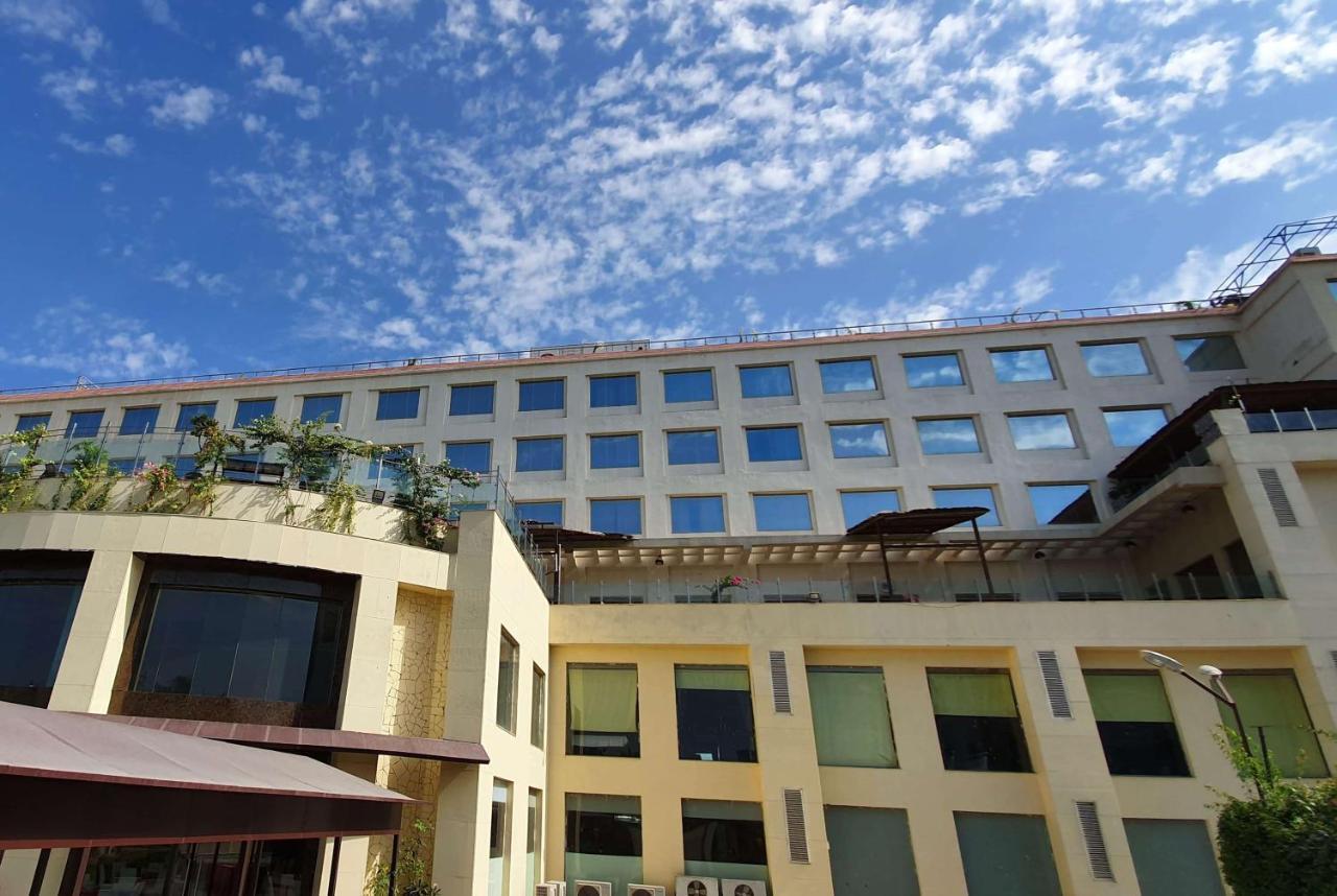 Hotel Ramada Neemrana Exterior foto